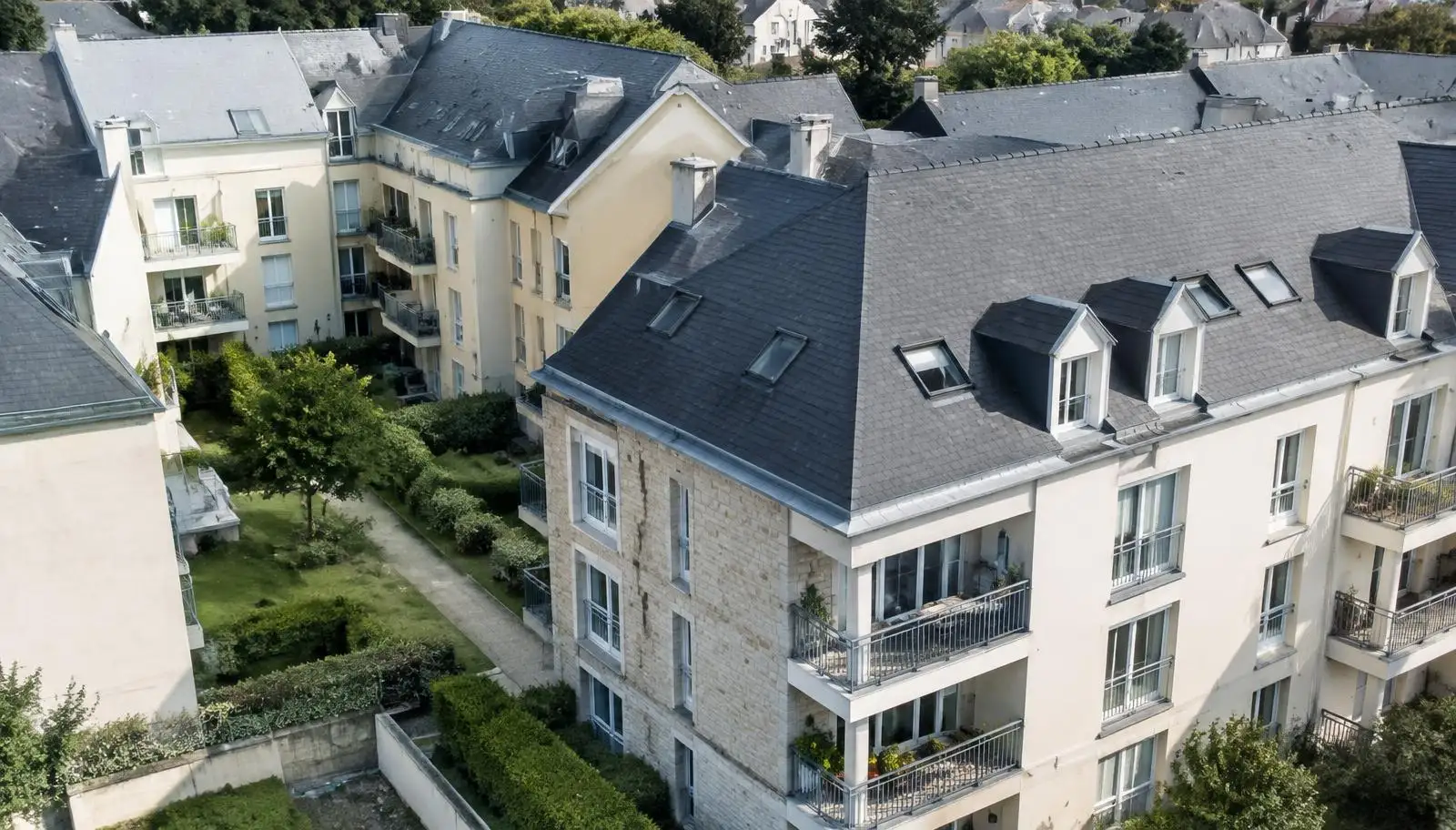 Toitures et façades d'une copropriété avant un DTG